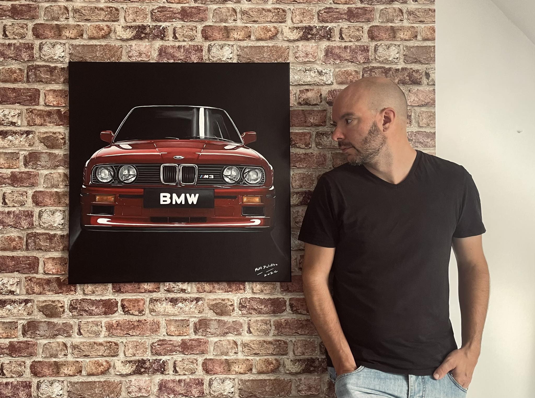 La toile BMW (à gauche) réalisée par Matthieu Deloffre (à droite)
