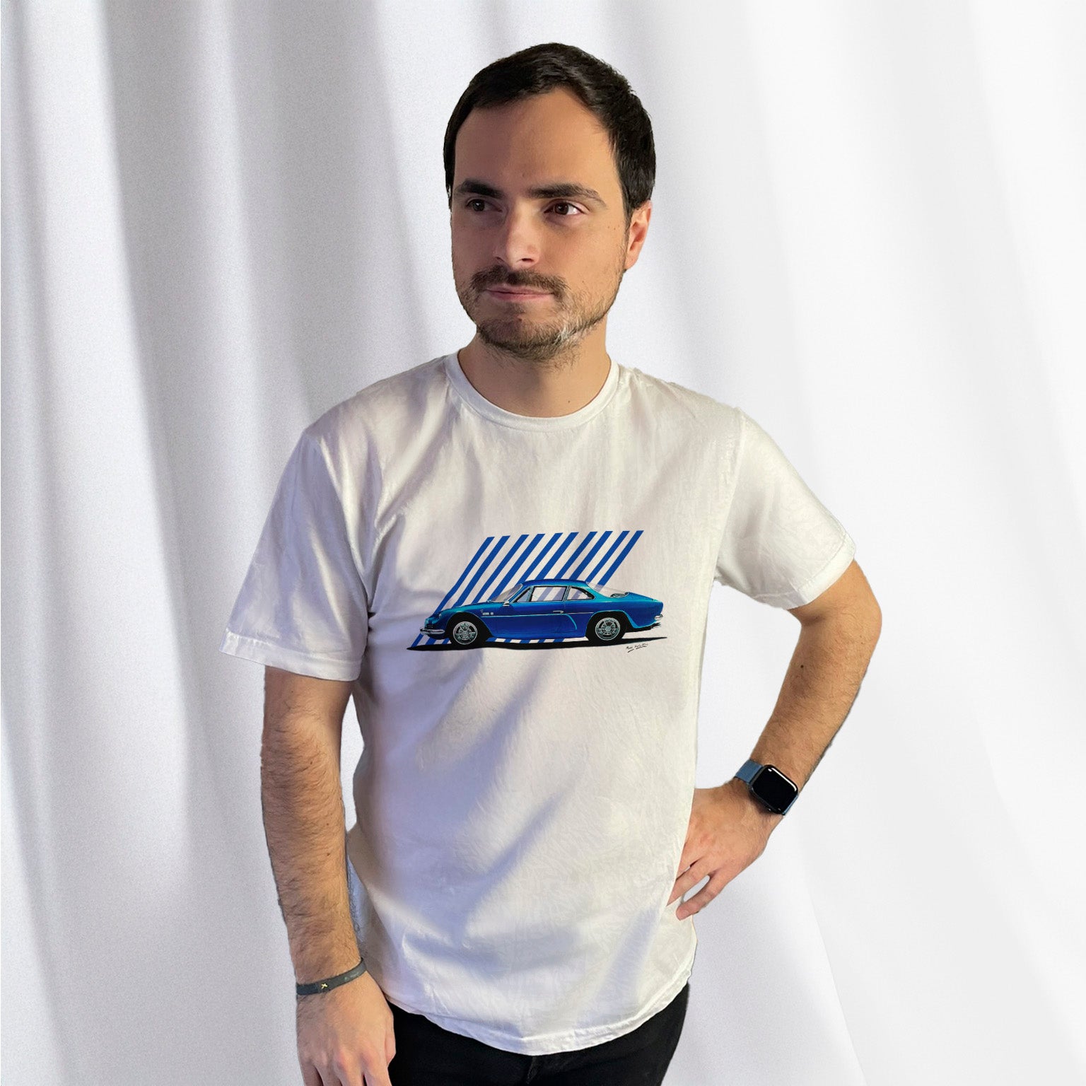 T-shirt blanc avec une superbe Alpine A110 bleue ancien modèle dessiné au milieu, porté par Corentin Gouloumy