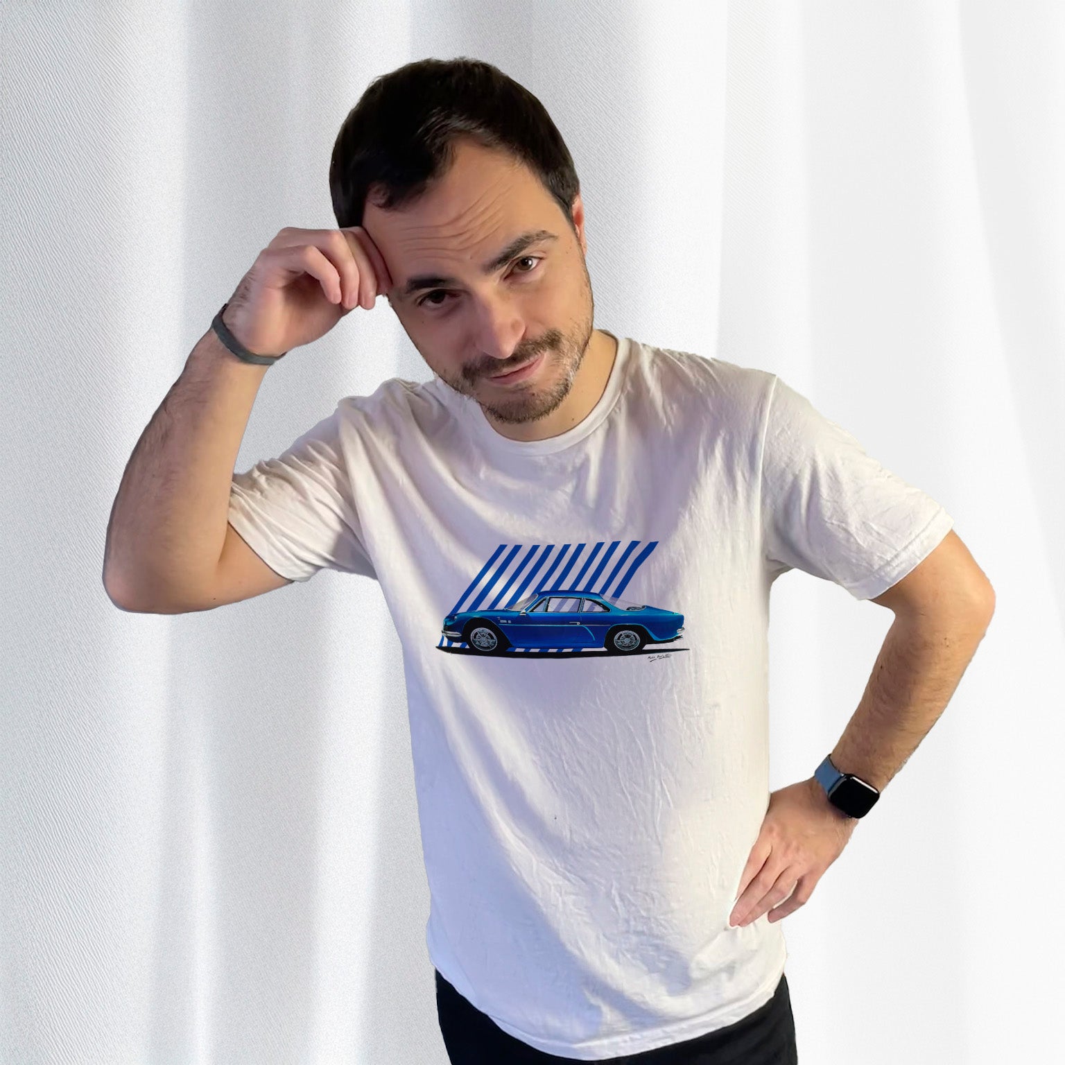 T-shirt blanc avec une superbe Alpine A110 bleue ancien modèle dessiné au milieu, porté par Corentin Gouloumy