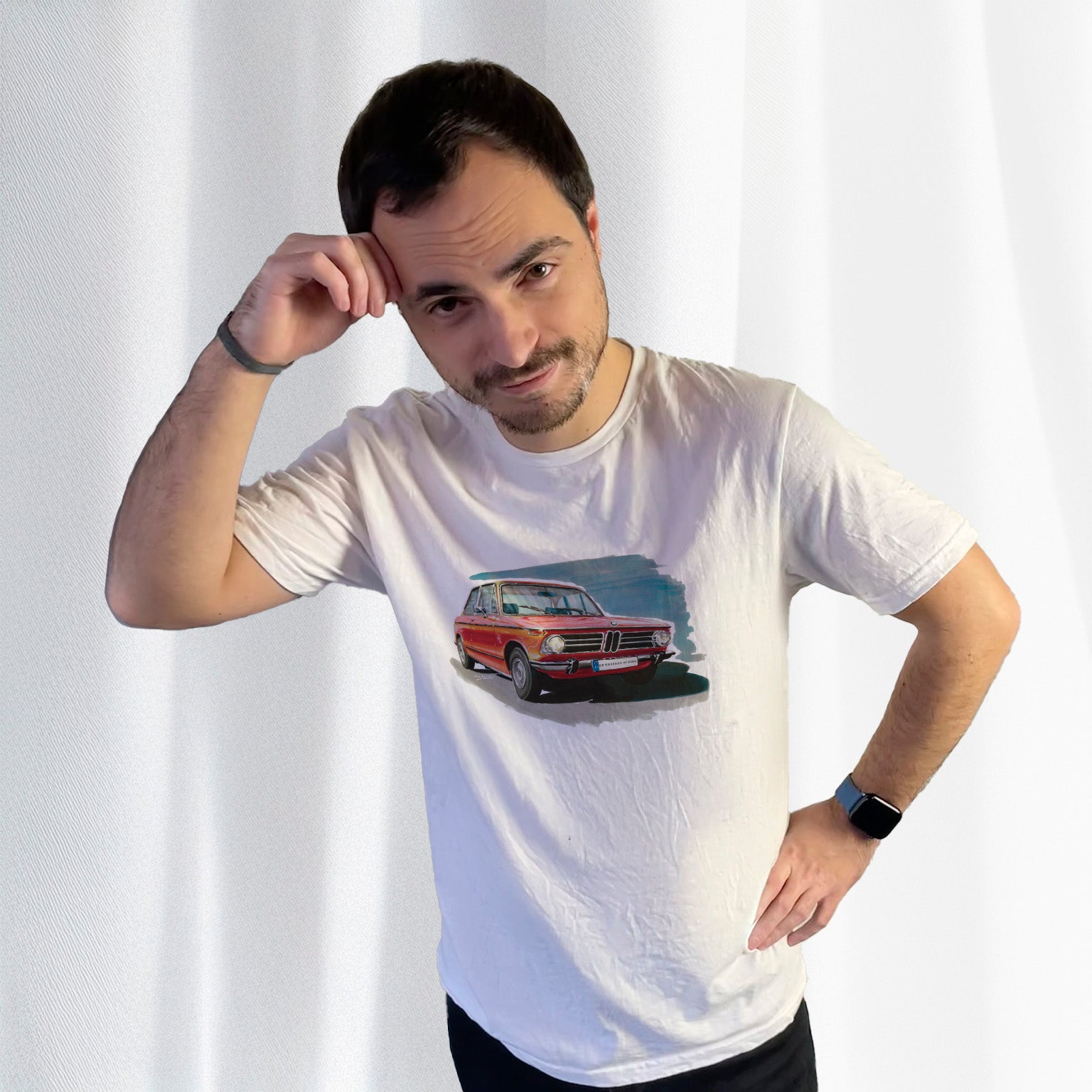 T-shirt blanc avec une superbe BMW 2002 rouge dessinée au milieu, porté par Corentin Gouloumy