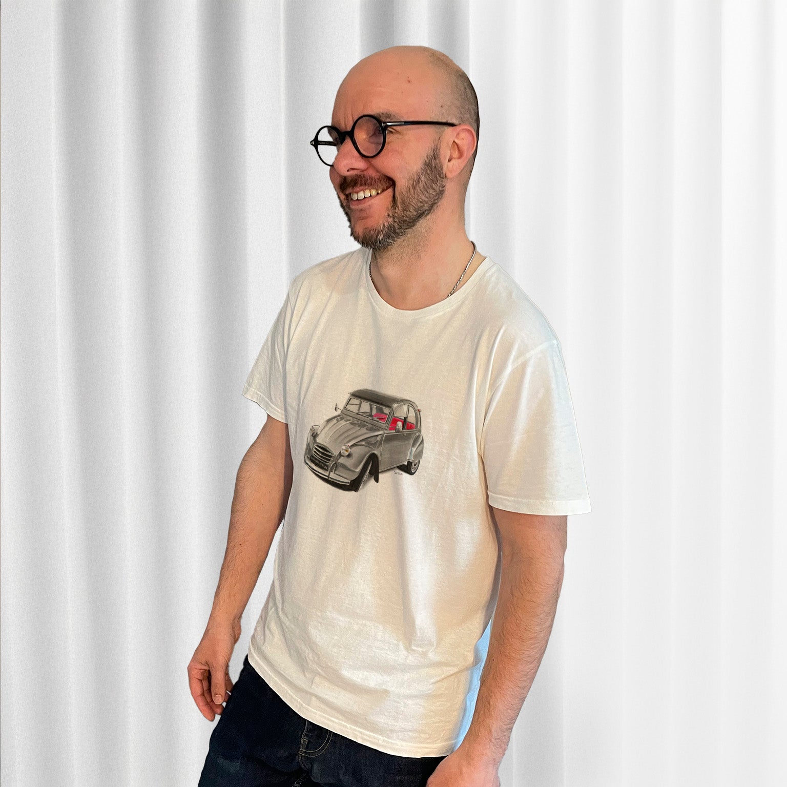 T-shirt blanc avec une superbe Citroën 2CV grise dessinée au milieu, porté par Matthieu Deloffre