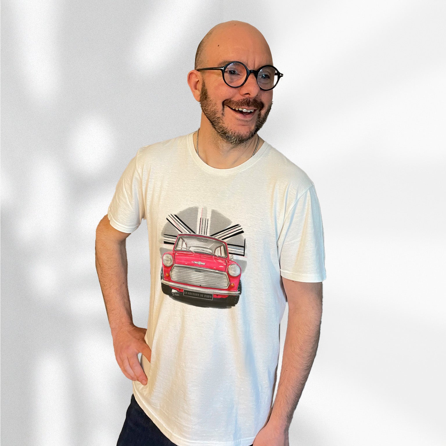 T-shirt blanc avec au milieu le dessin d'une Mini rouge des années 70, porté par Matthieu Deloffre