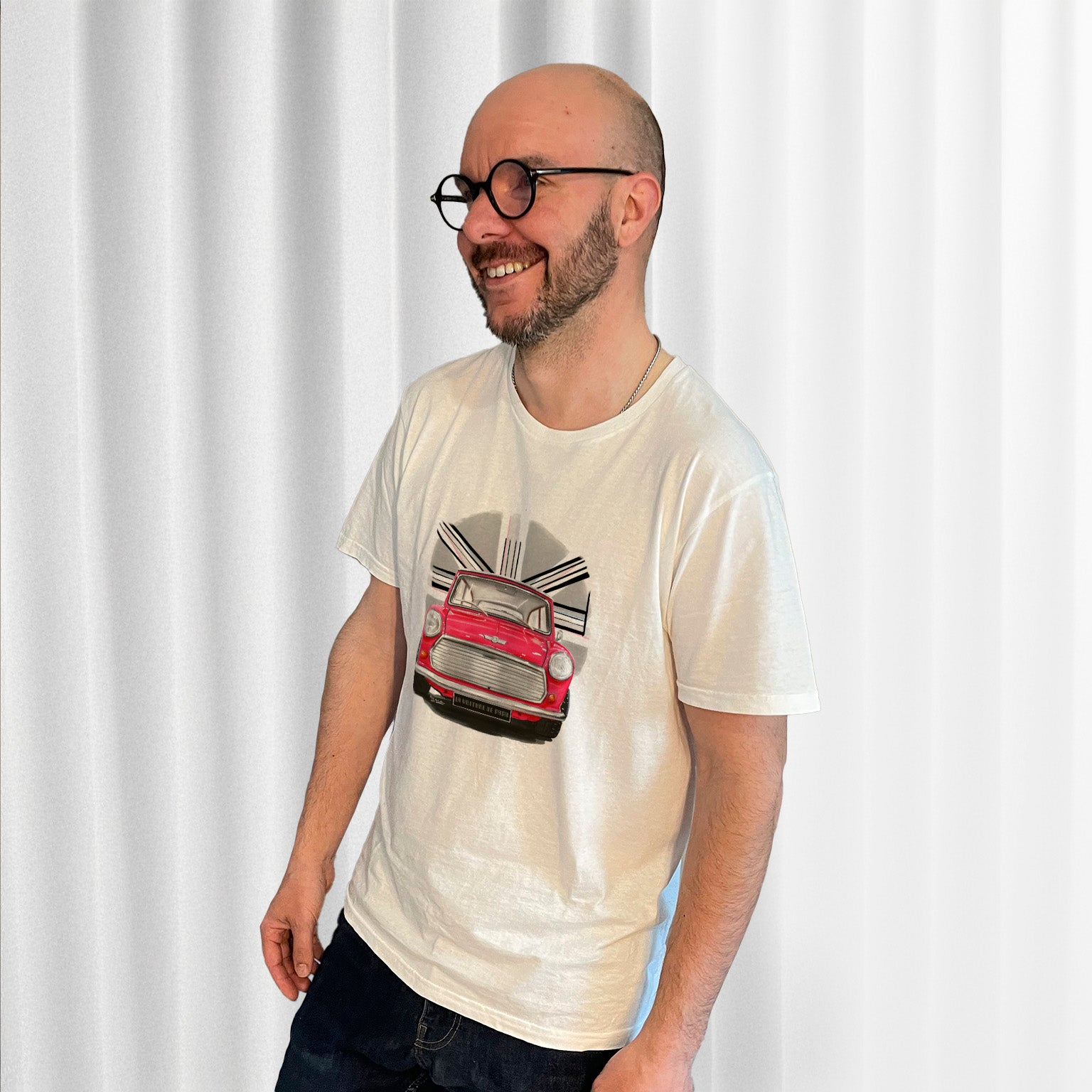 T-shirt blanc avec au milieu le dessin d'une Mini rouge des années 70, porté par Matthieu Deloffre