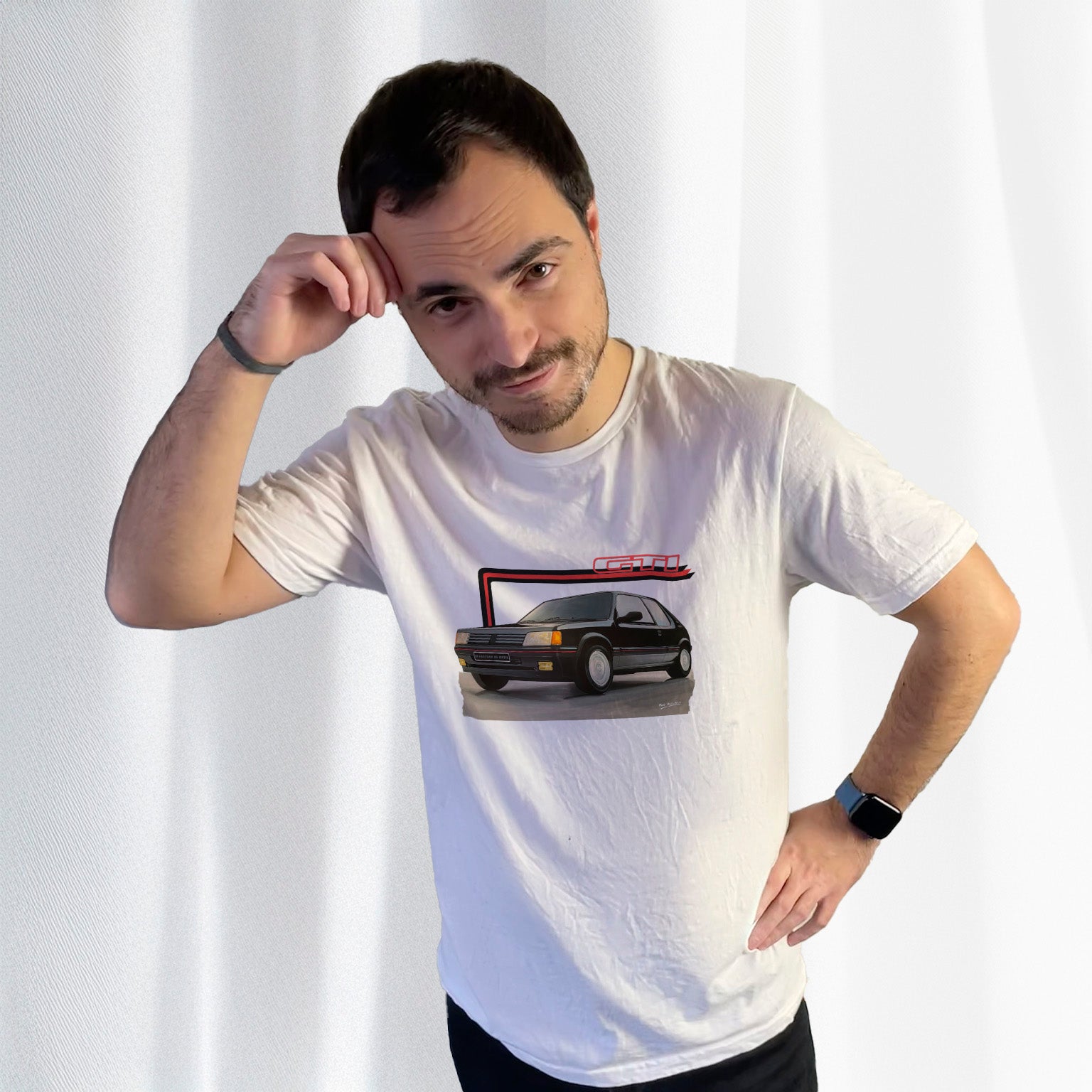 T-shirt blanc avec au milieu le dessin d'une Peugeot 205 GTI noire, porté par Corentin Gouloumy