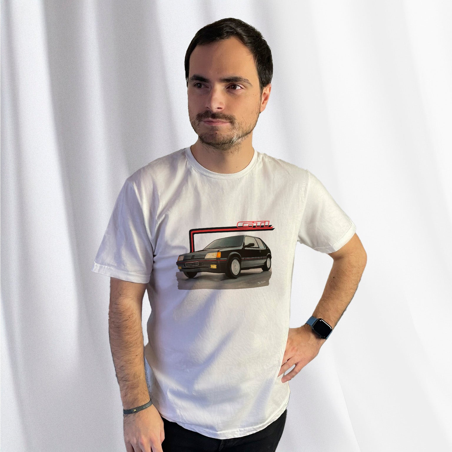 T-shirt blanc avec au milieu le dessin d'une Peugeot 205 GTI noire, porté par Corentin Gouloumy
