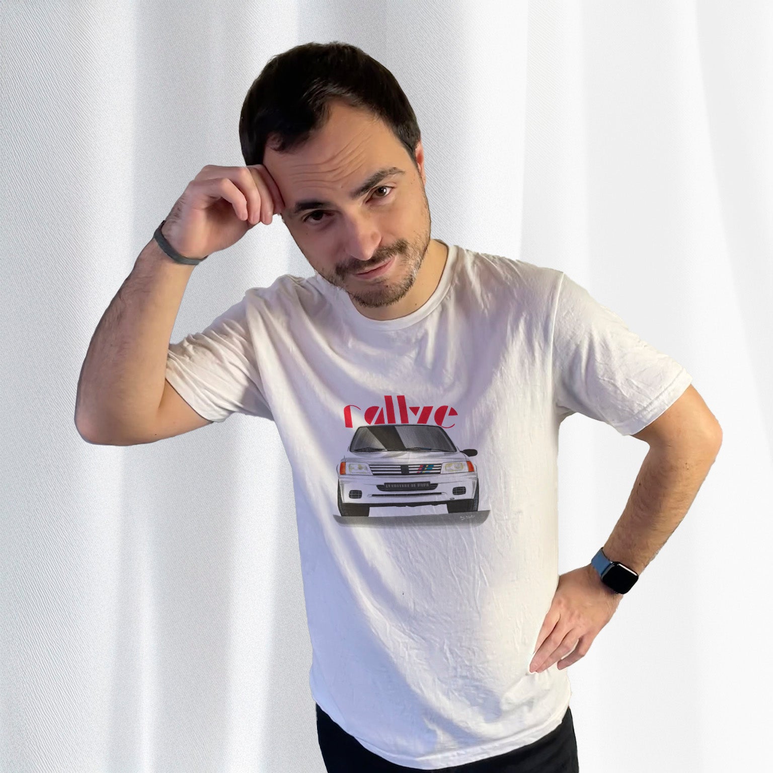 T-shirt blanc avec au milieu le dessin d'une Peugeot 205 Rallye blanche, porté par Corentin Gouloumy