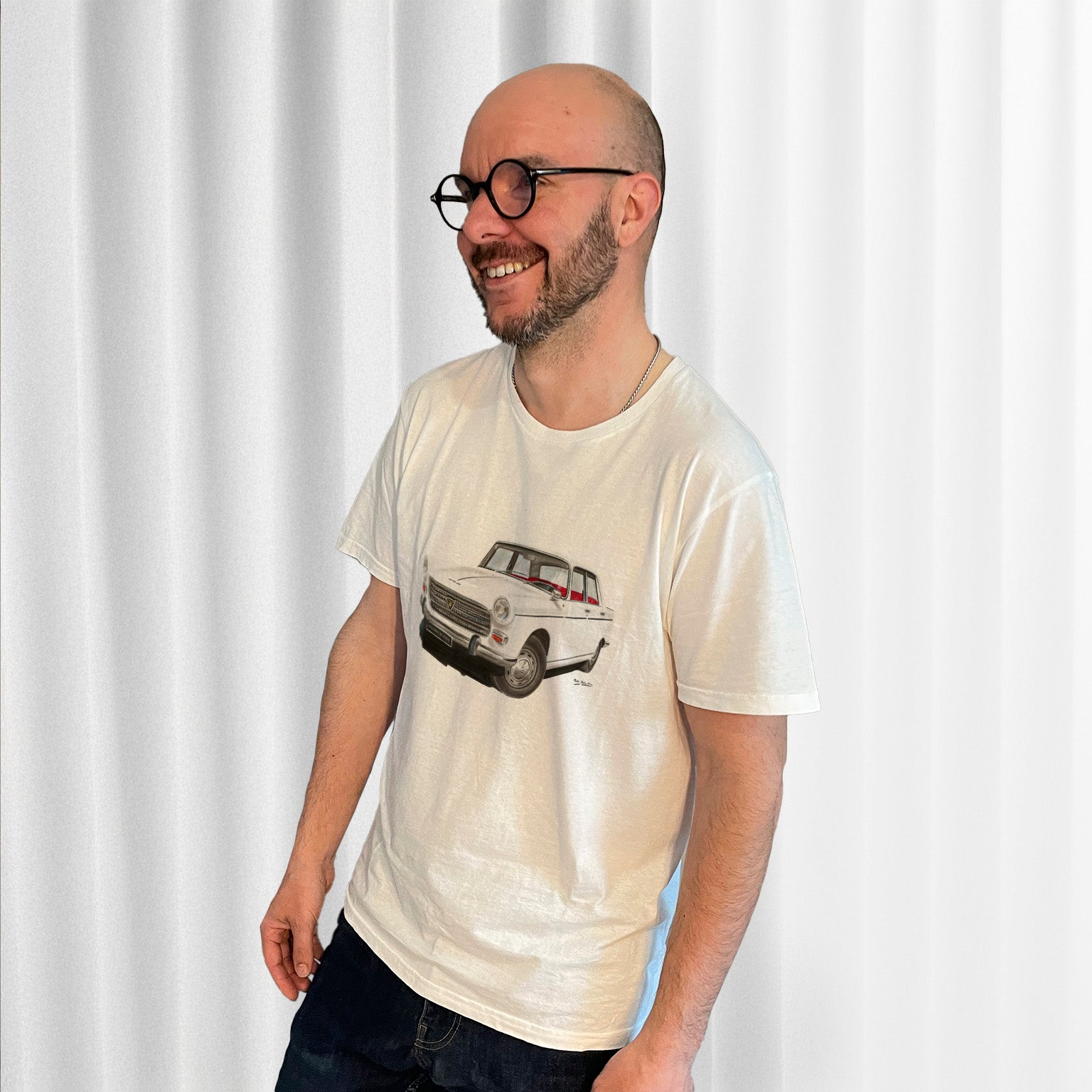 T-shirt blanc avec au milieu le dessin d'une Peugeot 404 blanche, porté par Matthieu Deloffre