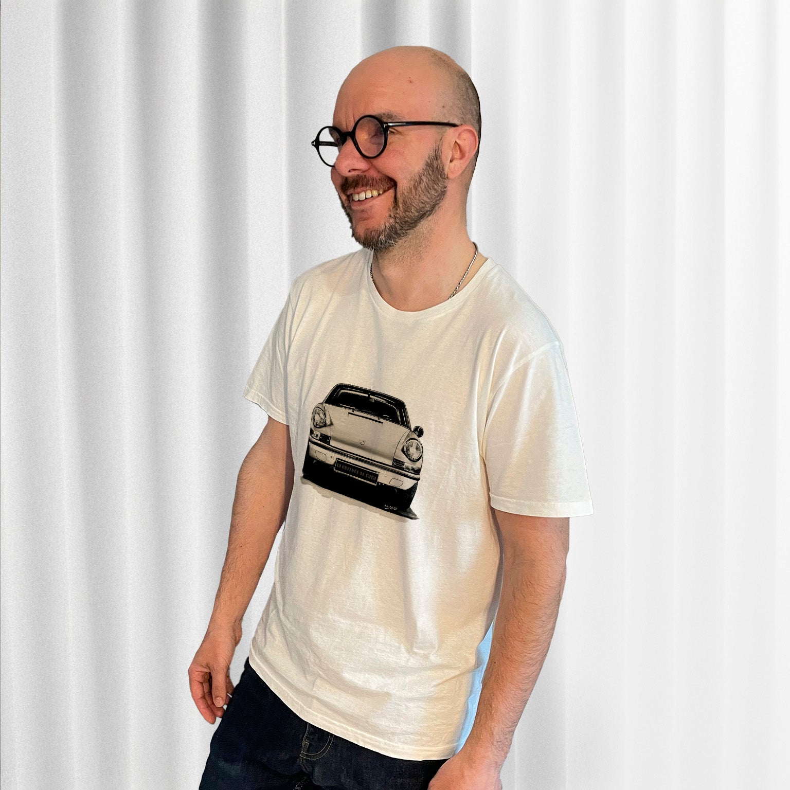 T-shirt blanc avec au milieu le dessin d'une Porsche 911 de face, porté par Matthieu Deloffre