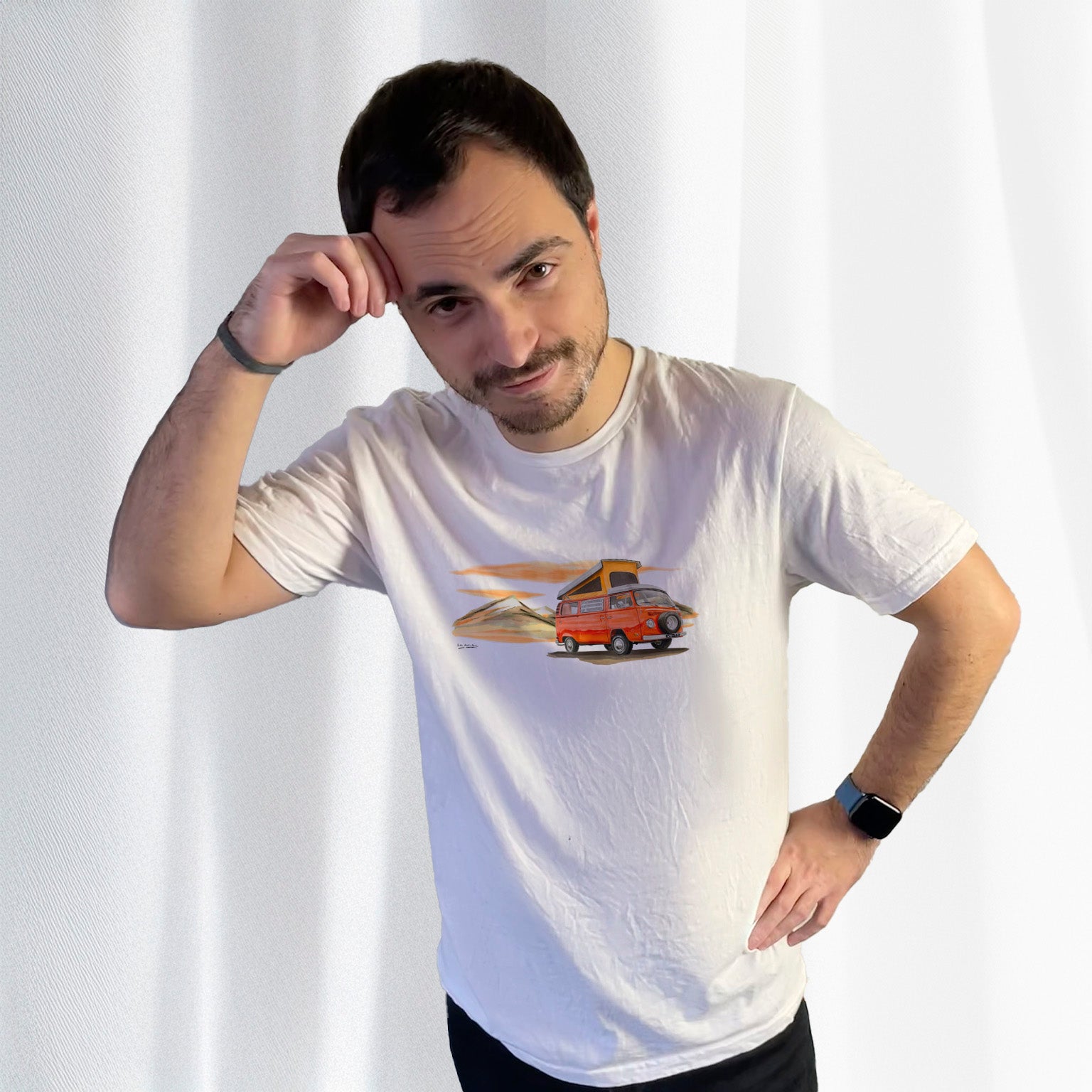T-shirt blanc avec un Volkswagen Combi T2 dessiné au milieu, porté par Corentin Gouloumy
