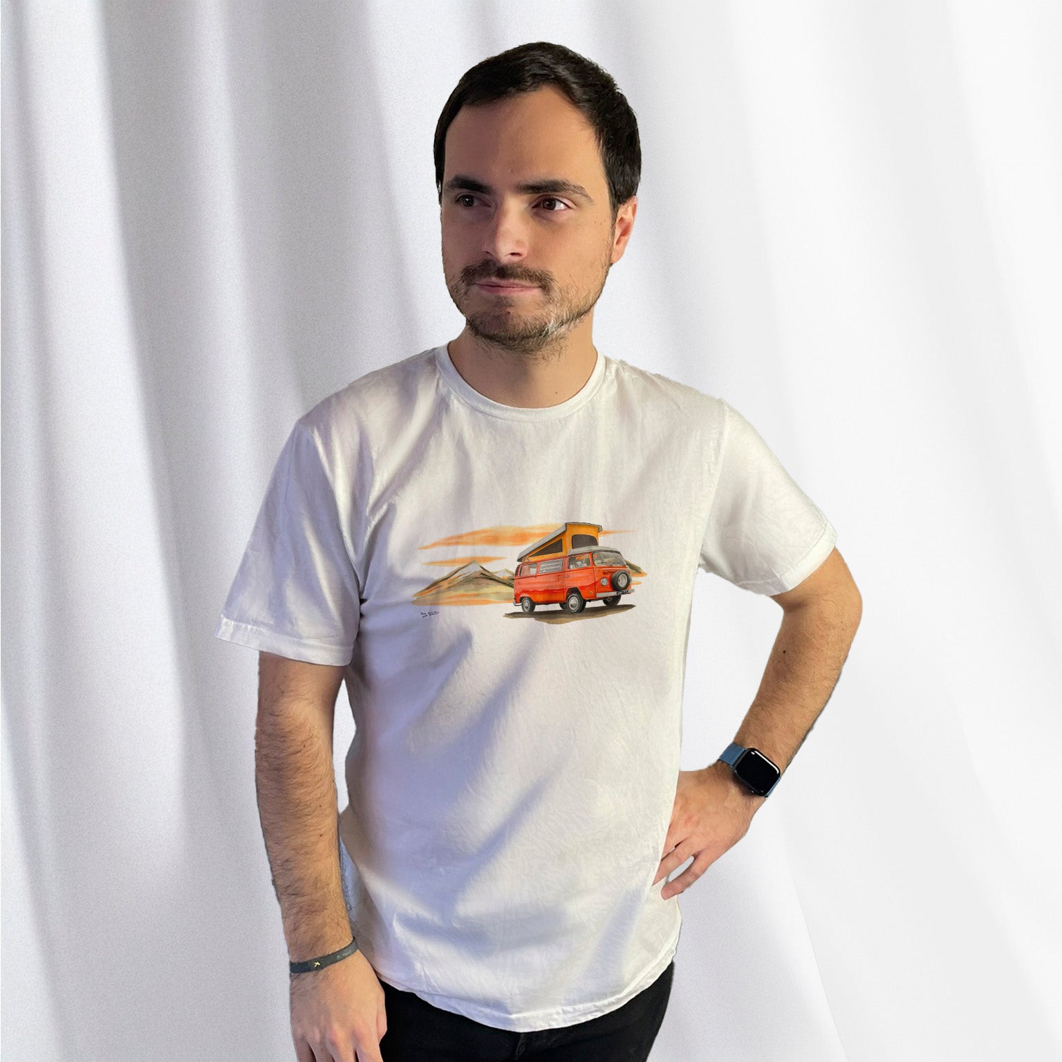 T-shirt blanc avec un Volkswagen Combi T2 dessiné au milieu, porté par Corentin Gouloumy