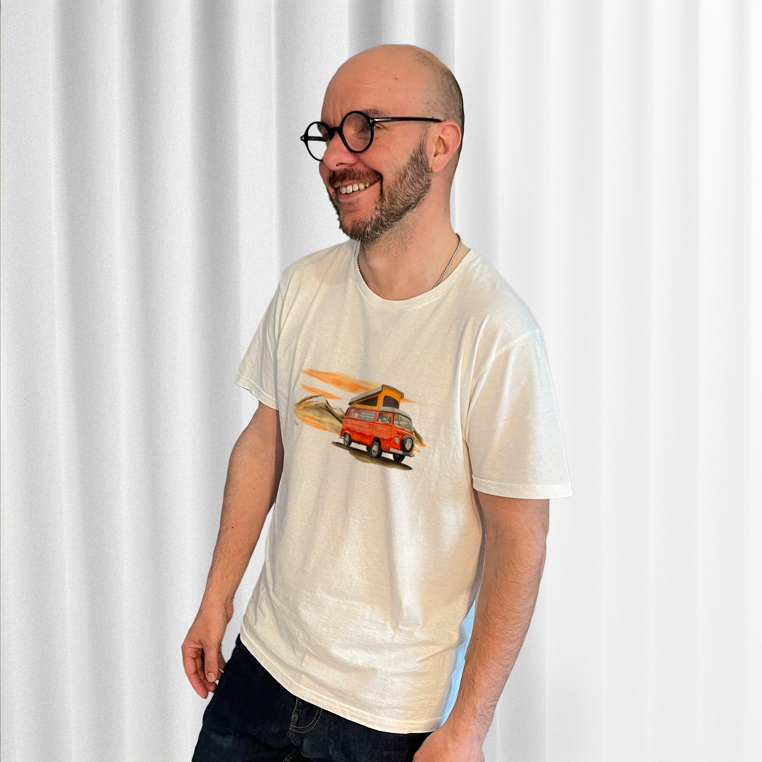 T-shirt blanc avec un Volkswagen Combi T2 dessiné au milieu, porté par Matthieu Deloffre