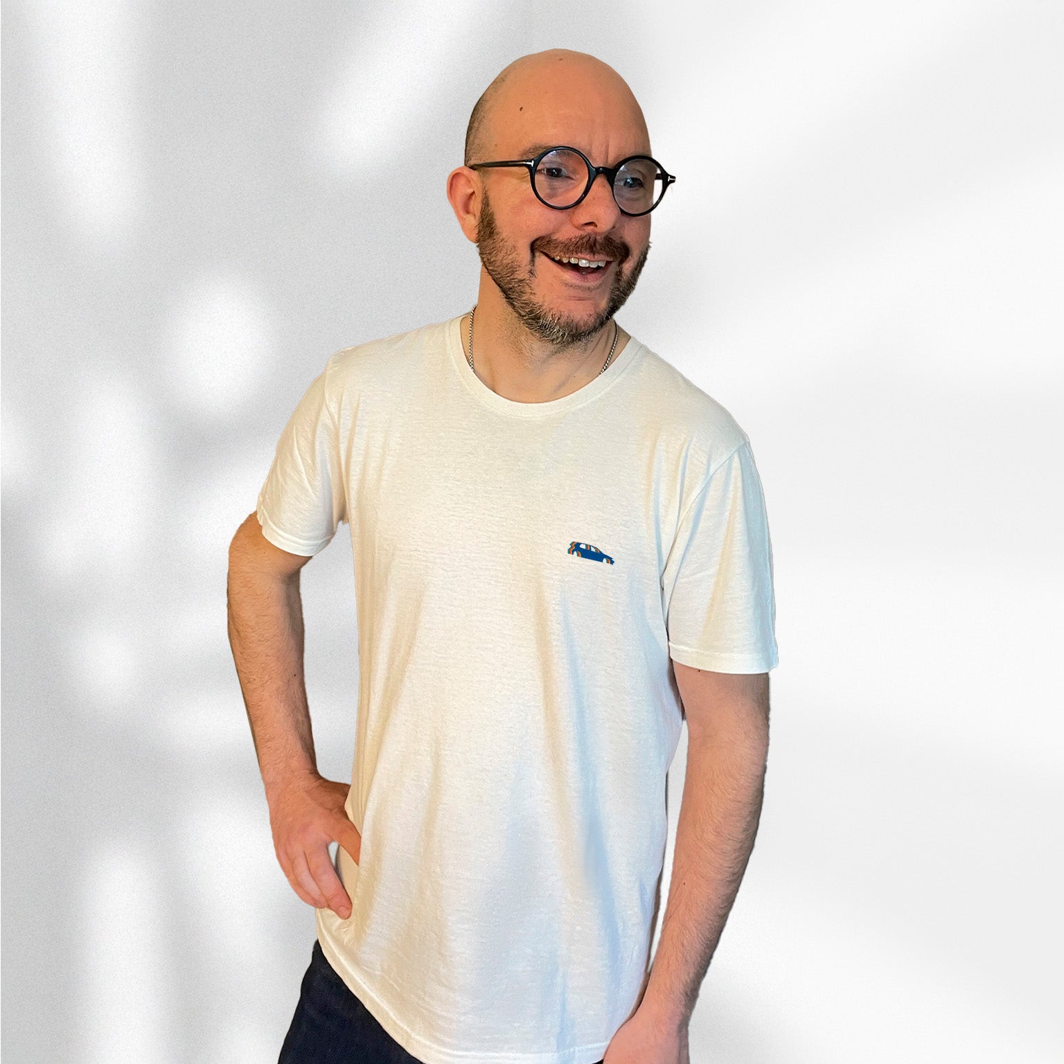 T-shirt blanc avec un logo Volkswagen Polo Harlequin, porté par Matthieu Deloffre
