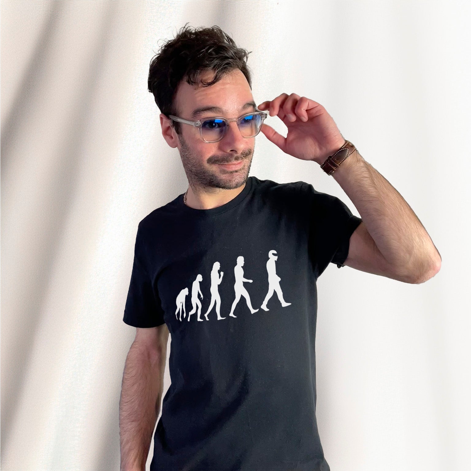 T-shirt noir avec le design du STIG Évolution, personnage célèbre de Top Gear