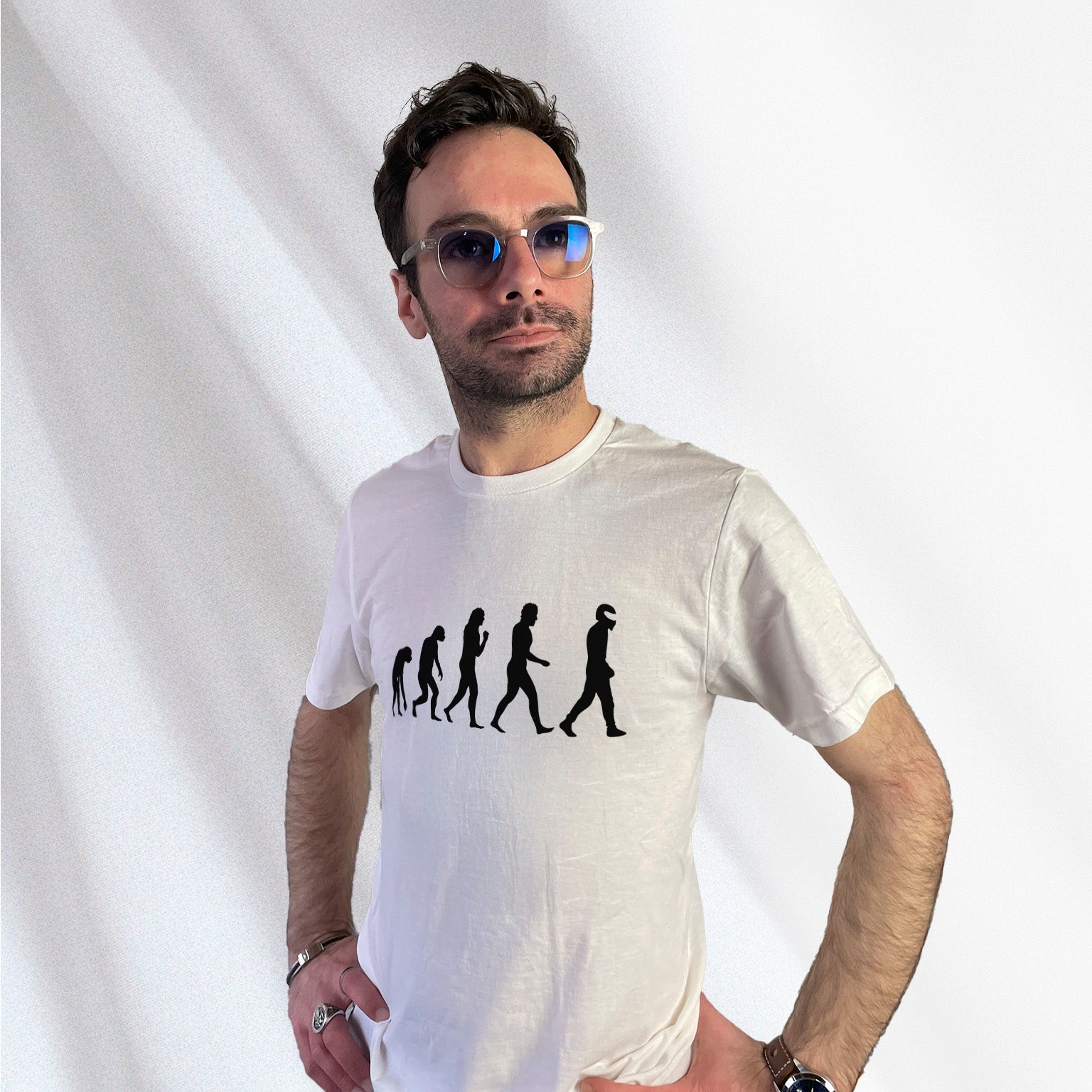 T-shirt blanc avec le design du STIG Évolution, personnage célèbre de Top Gear