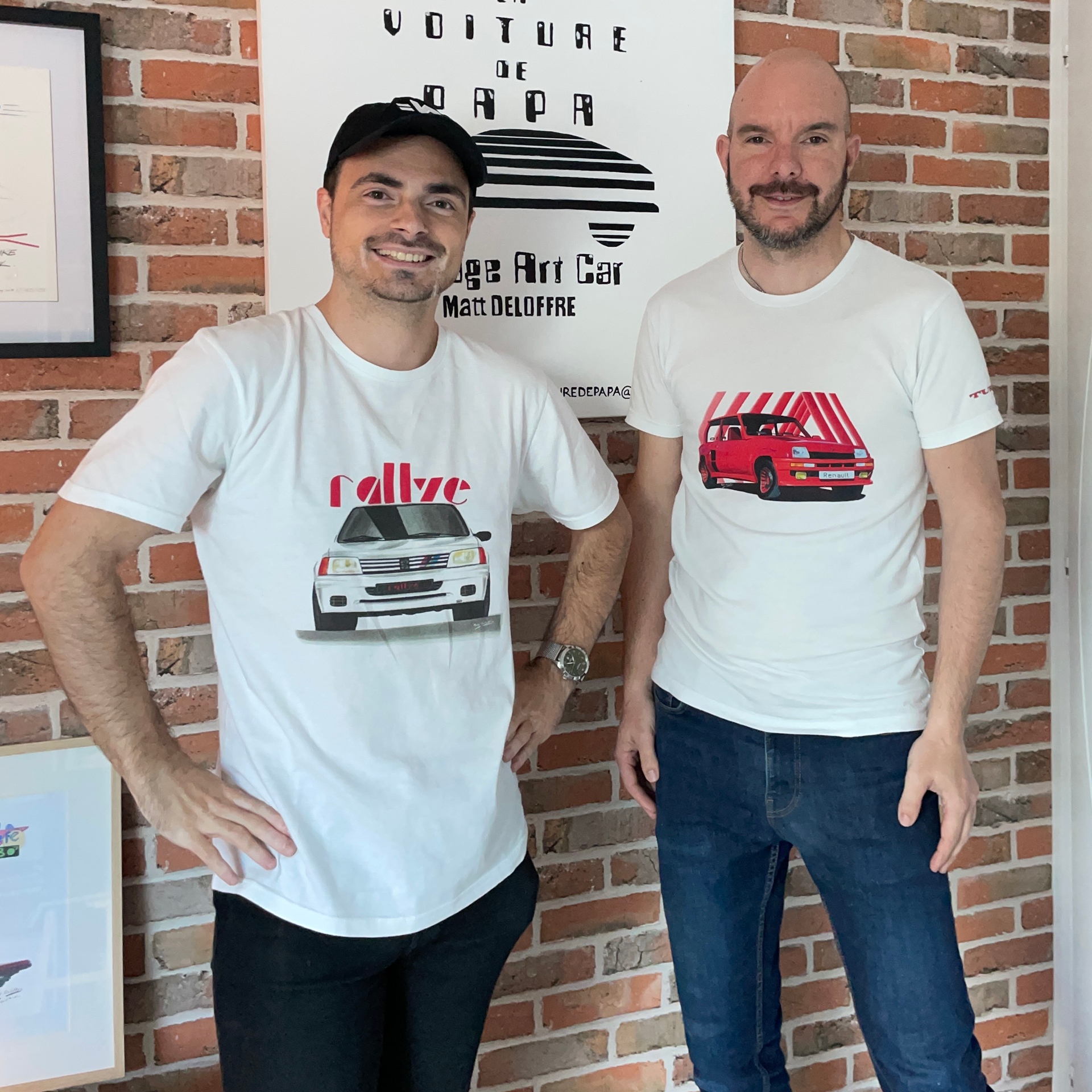 Photographie regroupant Corentin Gouloumy, fondateur de Vintage Drivers, et Matthieu Deloffre, alias La Voiture de Papa, artiste peintre fan d'automobile