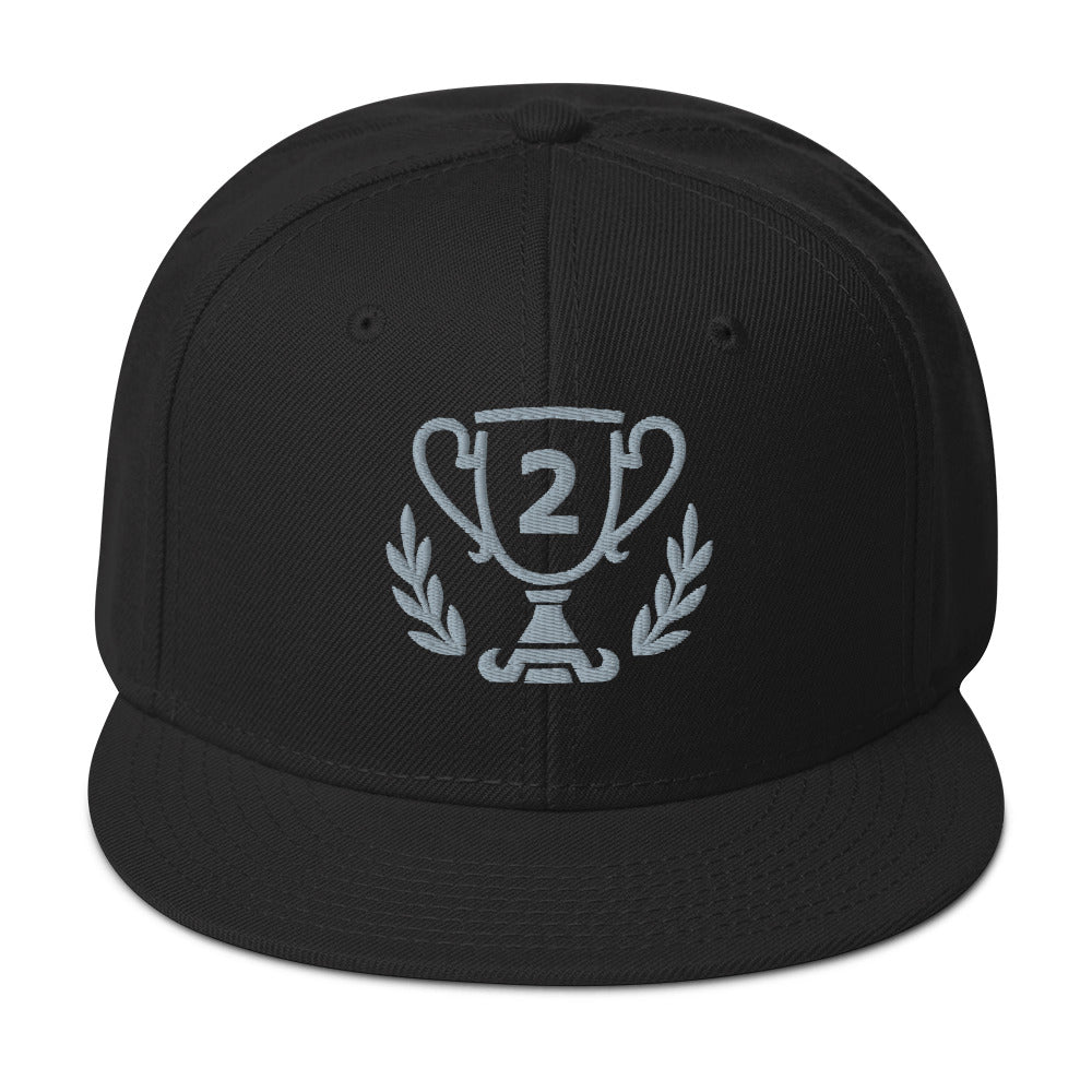 Casquette noire avec un Trophée brodé argent numéroté 2, de face
