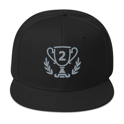 Casquette noire avec un Trophée brodé argent numéroté 2, de face