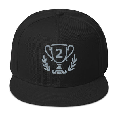 Casquette noire avec un Trophée brodé argent numéroté 2, de face