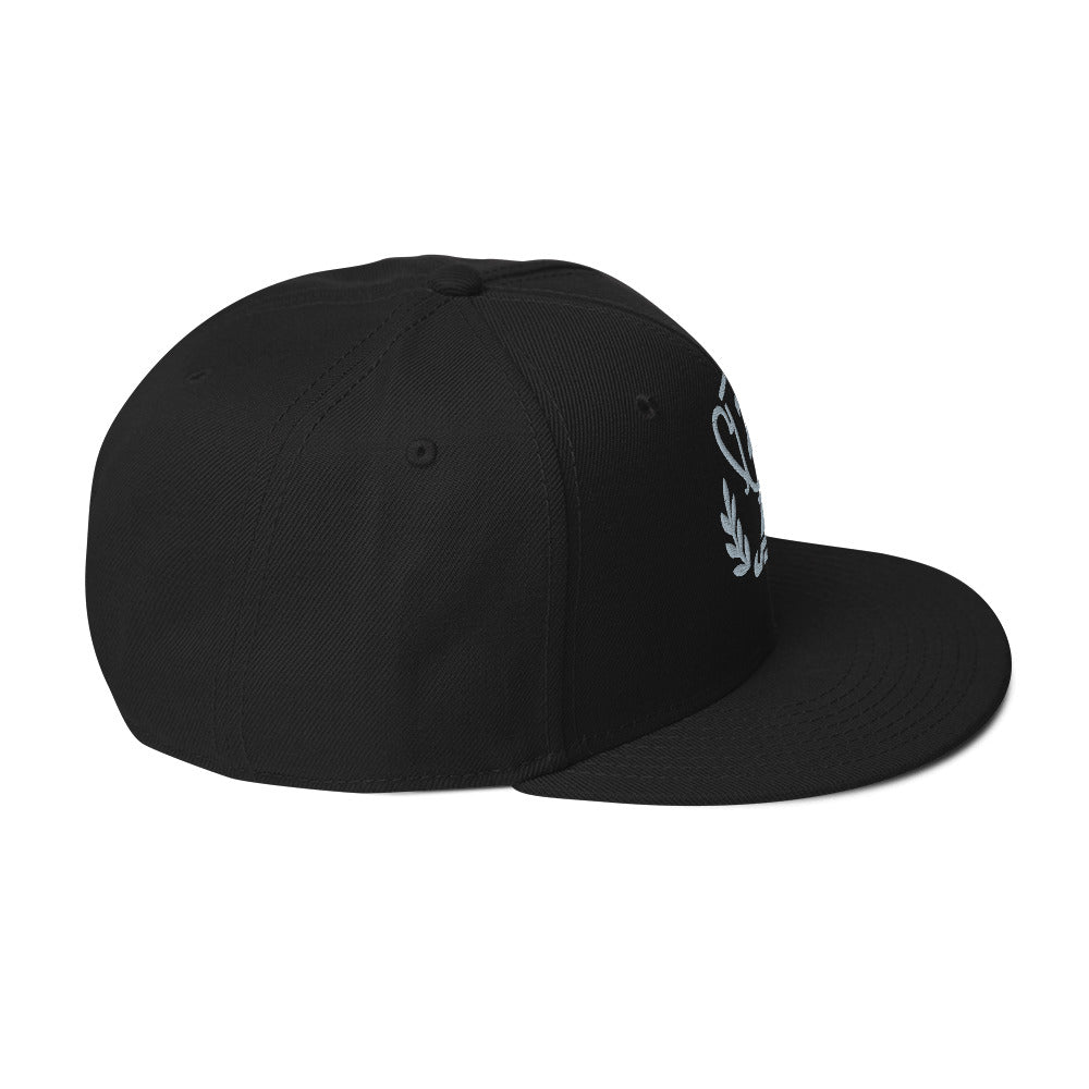 Casquette noire avec un Trophée brodé argent numéroté 2, de profil
