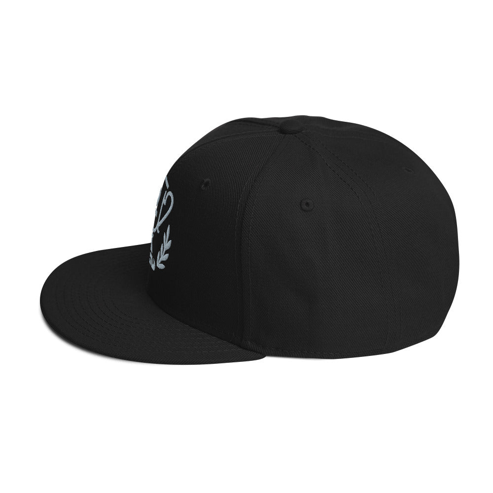 Casquette noire avec un Trophée brodé argent numéroté 2, de profil