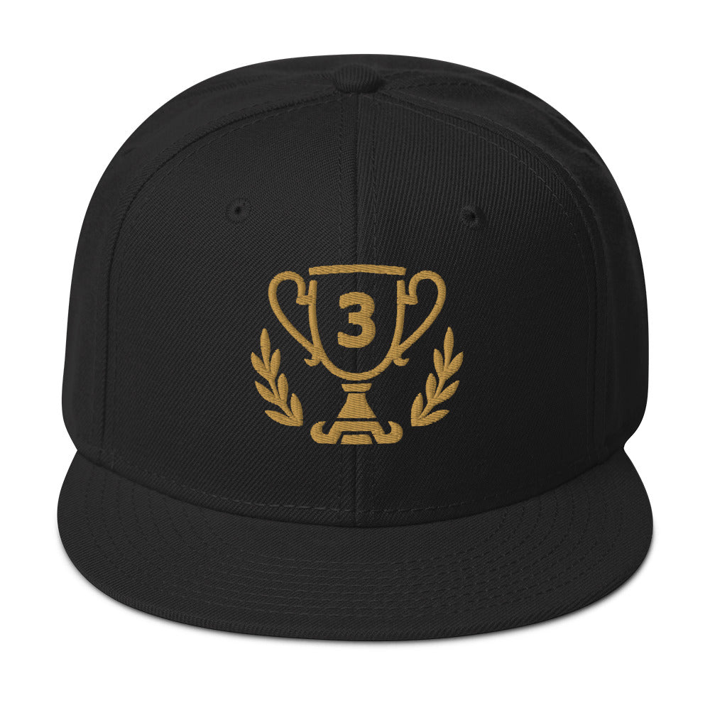 Casquette noire avec un Trophée brodé bronze numéroté 3, de face