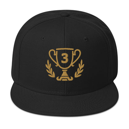 Casquette noire avec un Trophée brodé bronze numéroté 3, de face