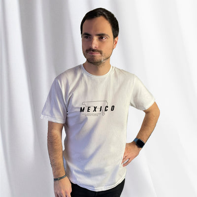 T-shirt blanc avec le tracé du circuit de Mexico et des informations relatives aux exploits réalisés sur ce circuit, porté par Corentin Gouloumy