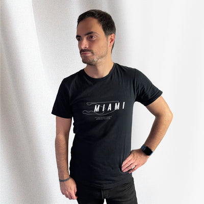 T-shirt noir avec le tracé du circuit de Miami et des informations relatives aux exploits réalisés sur ce circuit, porté par Corentin Gouloumy