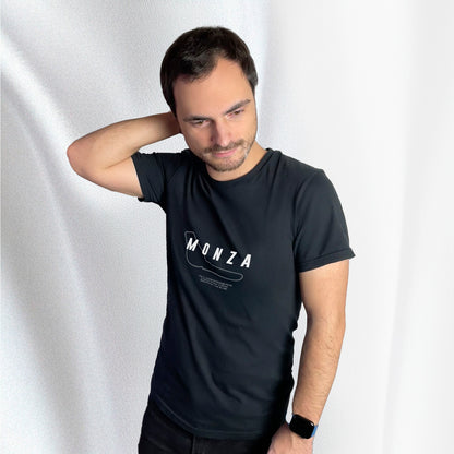 T-shirt noir avec le tracé du circuit de Monza et des informations relatives aux exploits réalisés sur ce circuit, porté par Corentin Gouloumy