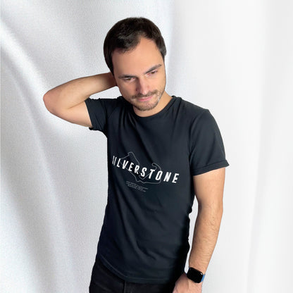 T-shirt noir avec le tracé du circuit de Silverstone et des informations relatives aux exploits réalisés sur ce circuit, porté par Corentin Gouloumy