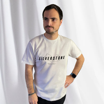 T-shirt blanc avec le tracé du circuit de Silverstone et des informations relatives aux exploits réalisés sur ce circuit, porté par Corentin Gouloumy