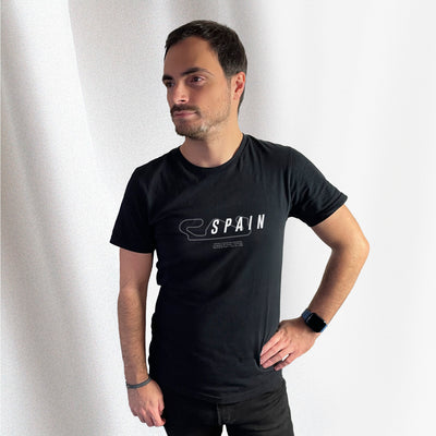 T-shirt noir avec le tracé du circuit d'Espagne et des informations relatives aux exploits réalisés sur ce circuit, porté par Corentin Gouloumy