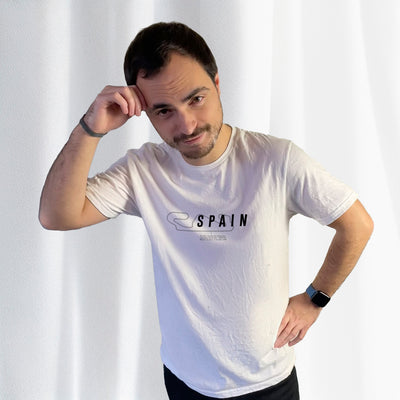 T-shirt blanc avec le tracé du circuit d'Espagne et des informations relatives aux exploits réalisés sur ce circuit, porté par Corentin Gouloumy