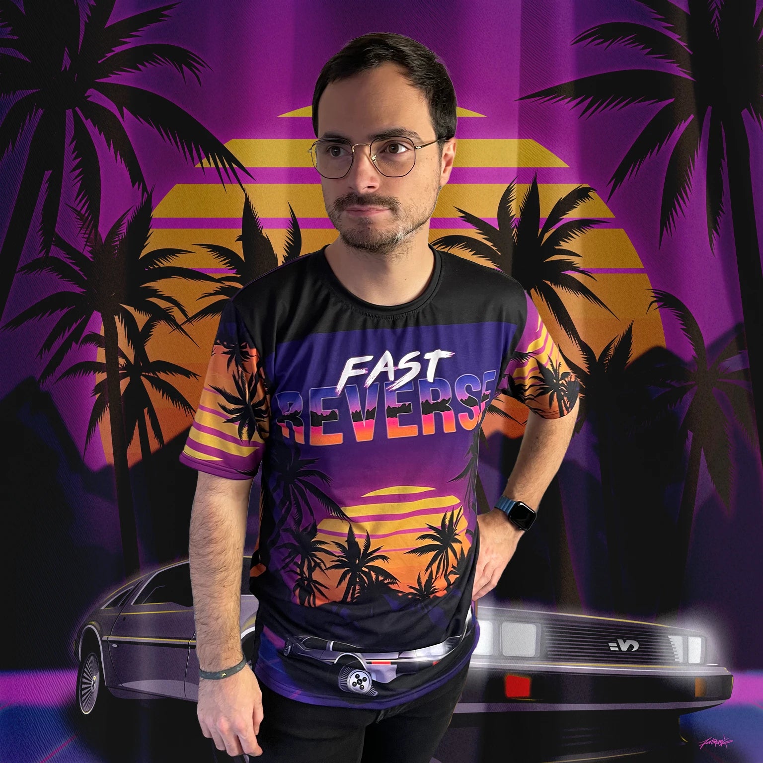 T-shirt qui reprend l'affiche représentant une DeLorean DMC-12 dans l'univers retrowave Miami Vice "Fast Reverse", porté par Corentin Gouloumy