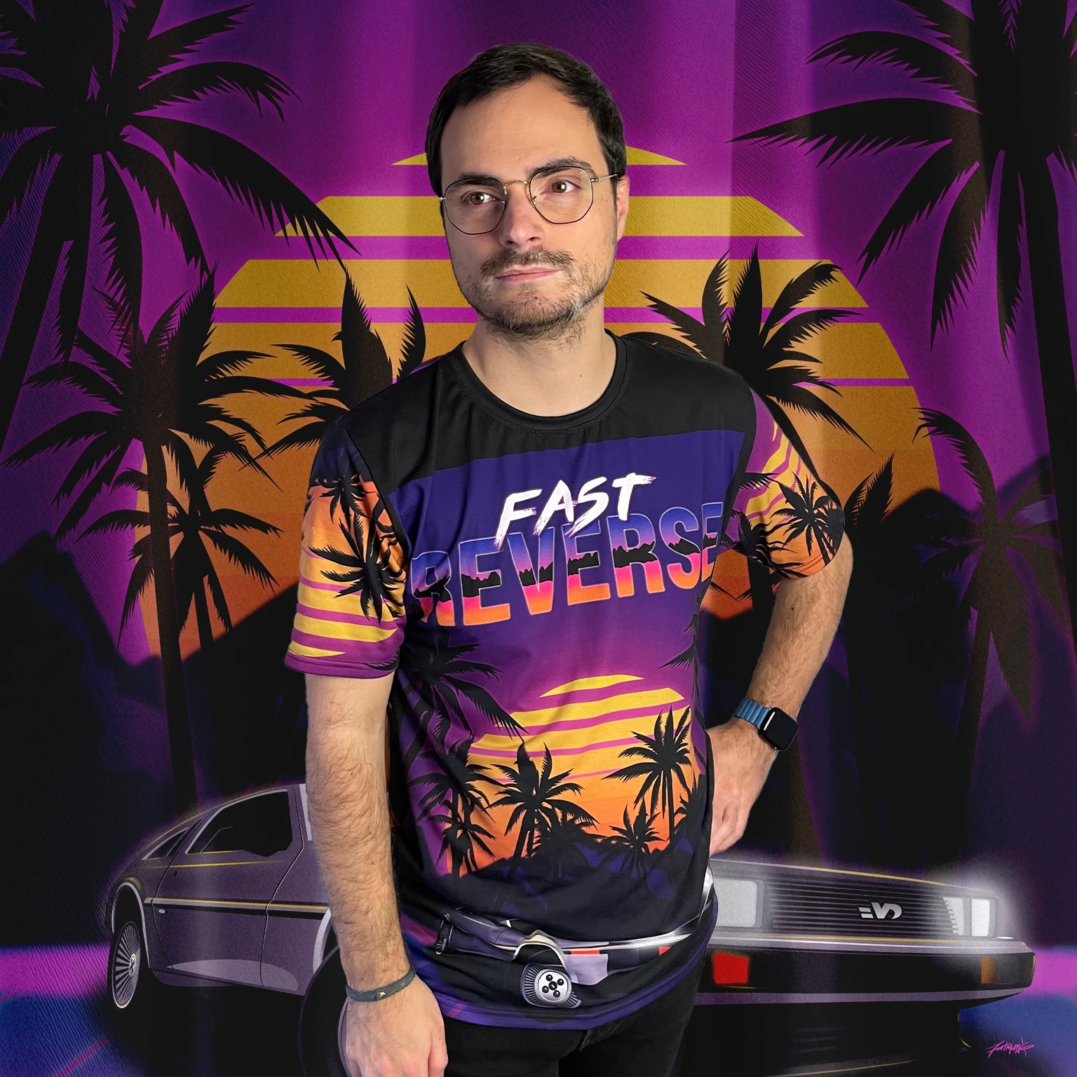 T-shirt qui reprend l'affiche représentant une DeLorean DMC-12 dans l'univers retrowave Miami Vice "Fast Reverse", porté par Corentin Gouloumy