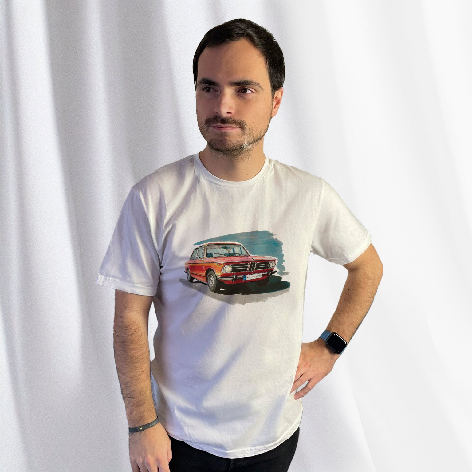T-shirt blanc avec une superbe BMW 2002 rouge dessinée au milieu, porté par Corentin Gouloumy