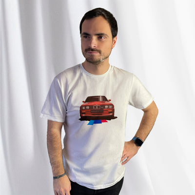 T-shirt blanc avec une superbe BMW M3 rouge dessinée au milieu, porté par Corentin Gouloumy