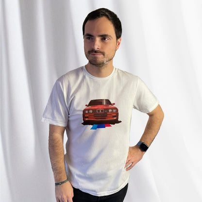 T-shirt blanc avec une superbe BMW M3 rouge dessinée au milieu, porté par Corentin Gouloumy