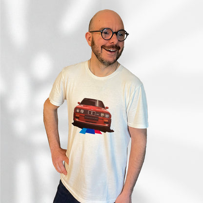 T-shirt blanc avec une superbe BMW M3 rouge dessinée au milieu, porté par Matthieu Deloffre