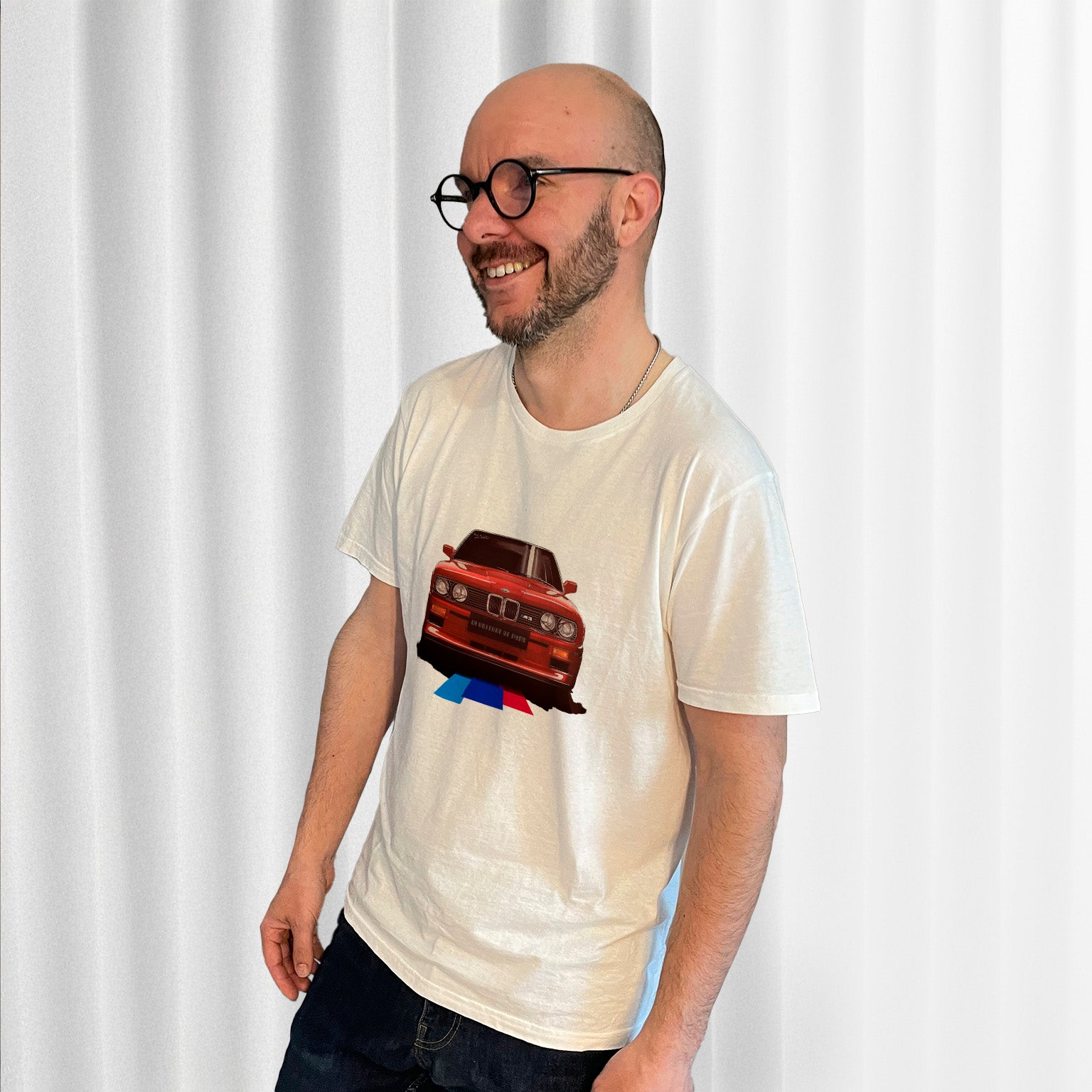 T-shirt blanc avec une superbe BMW M3 rouge dessinée au milieu, porté par Matthieu Deloffre