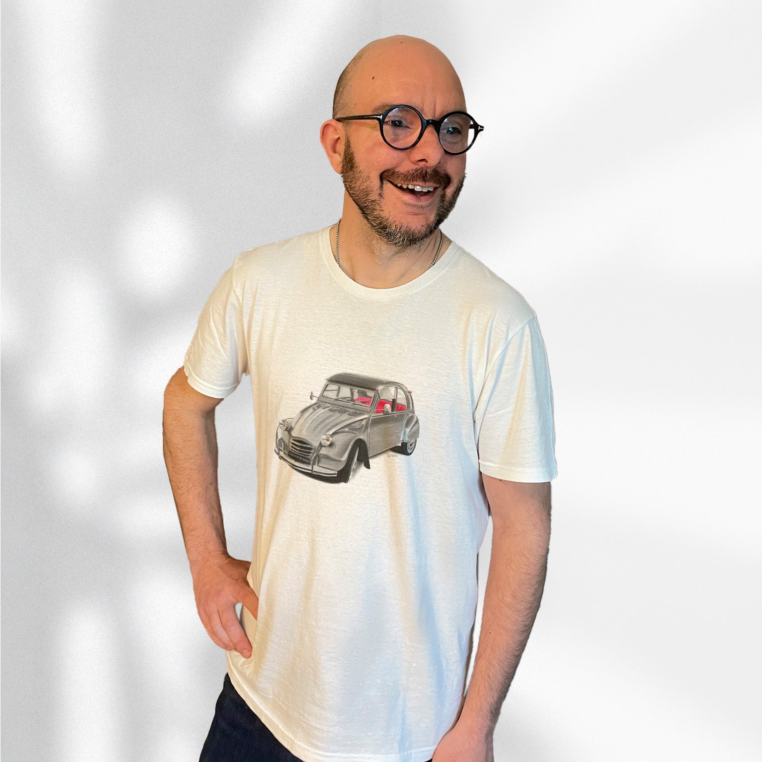 T-shirt blanc avec une superbe Citroën 2CV grise dessinée au milieu, porté par Matthieu Deloffre