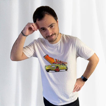 T-shirt blanc avec la DS "Hep Taxi" et la flèche orange mythique de Retour vers le Futur dessinés au milieu, porté par Corentin Gouloumy