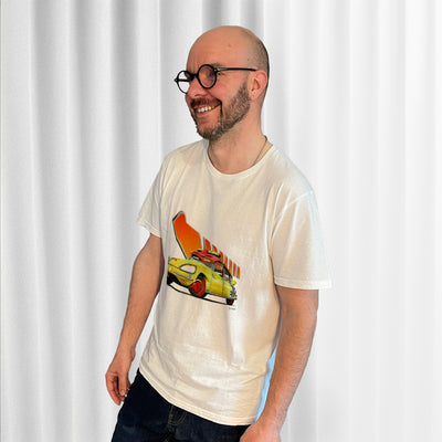 T-shirt blanc avec la DS "Hep Taxi" et la flèche orange mythique de Retour vers le Futur dessinés au milieu, porté par Matthieu Deloffre