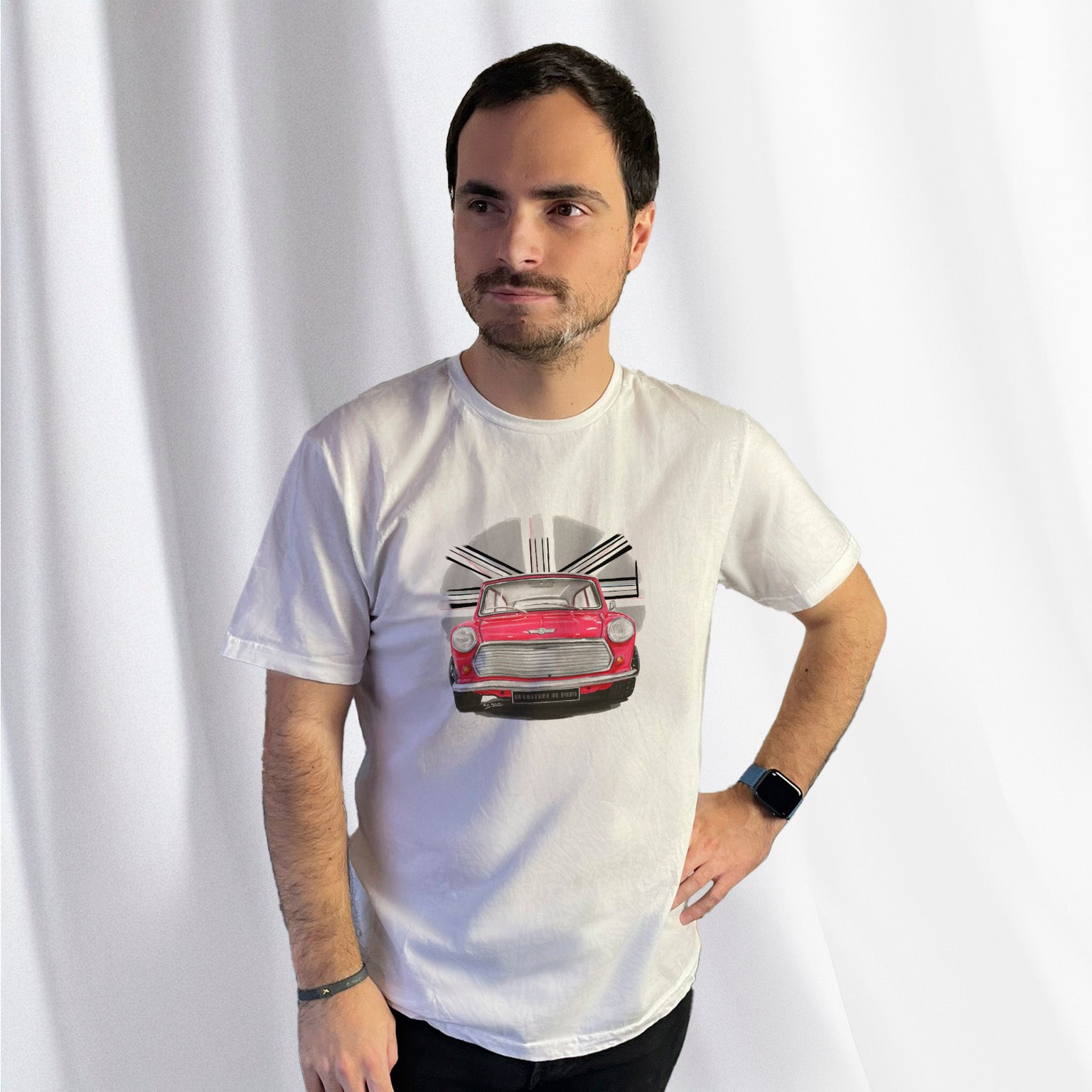 T-shirt blanc avec au milieu le dessin d'une Mini rouge des années 70, porté par Corentin Gouloumy