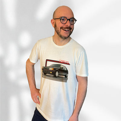 T-shirt blanc avec au milieu le dessin d'une Peugeot 205 GTI noire, porté par Matthieu Deloffre