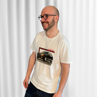 T-shirt blanc avec au milieu le dessin d'une Peugeot 205 GTI noire, porté par Matthieu Deloffre