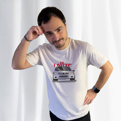 T-shirt blanc avec au milieu le dessin d'une Peugeot 205 Rallye blanche, porté par Corentin Gouloumy