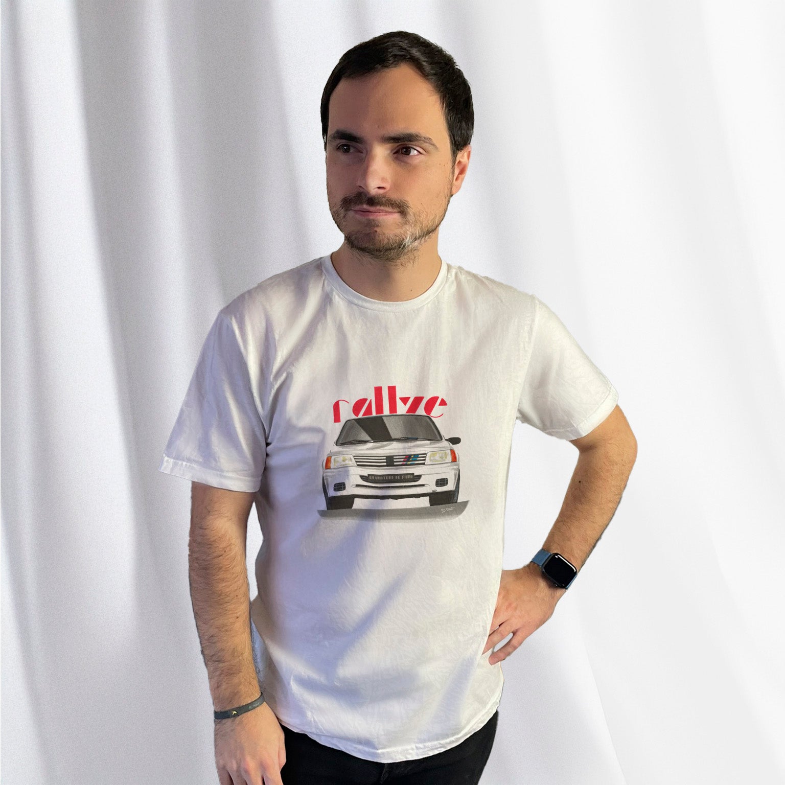 T-shirt blanc avec au milieu le dessin d'une Peugeot 205 Rallye blanche, porté par Corentin Gouloumy