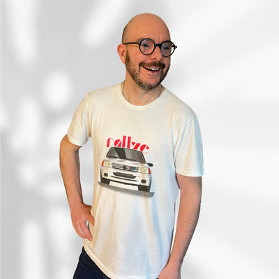 T-shirt blanc avec au milieu le dessin d'une Peugeot 205 Rallye blanche, porté par Matthieu Deloffre