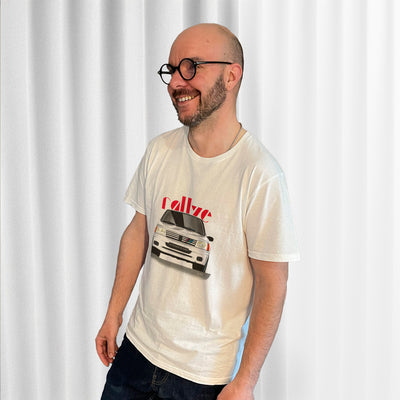 T-shirt blanc avec au milieu le dessin d'une Peugeot 205 Rallye blanche, porté par Matthieu Deloffre